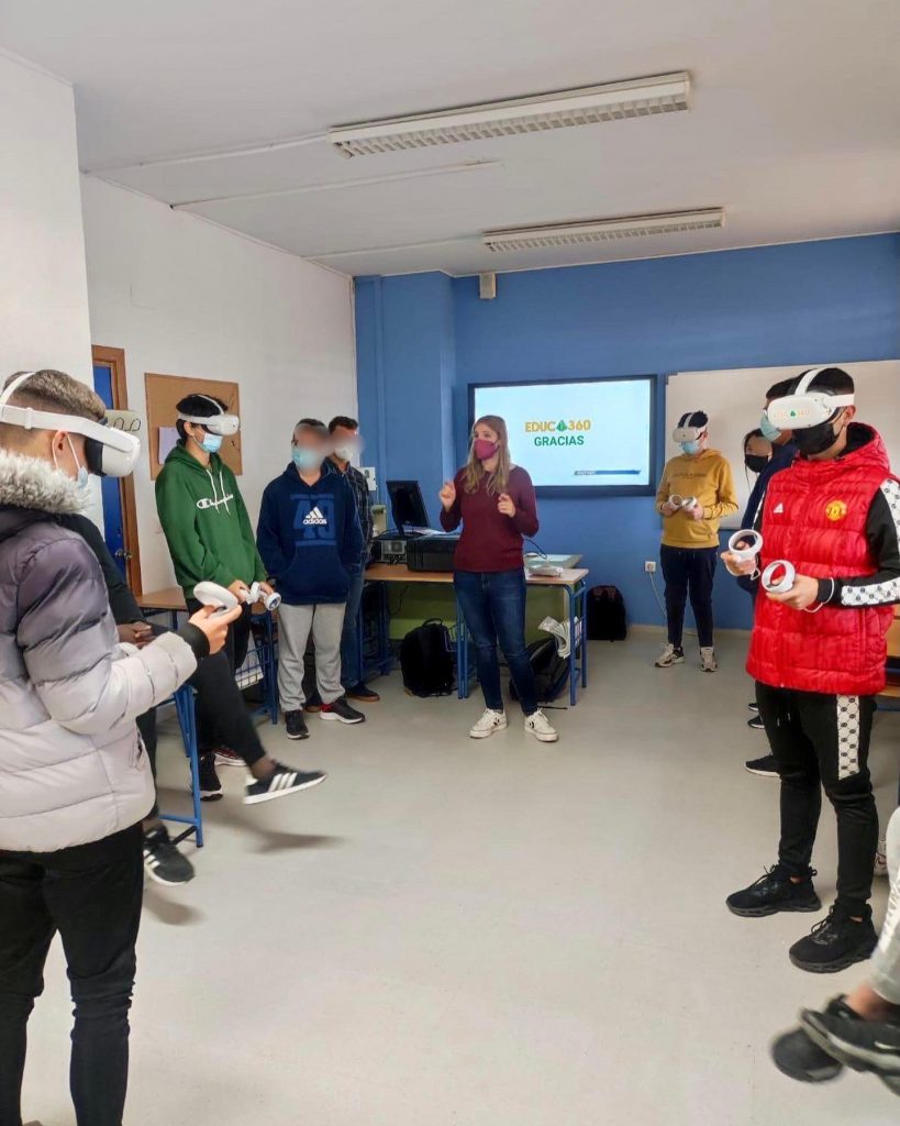 Alumnos usando Realidad Virtual para usar simuladores virtuales con Educa360